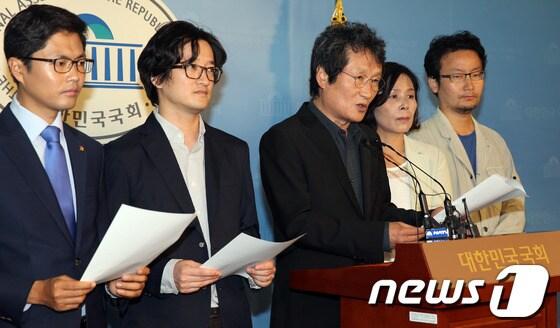 본문 이미지 - 한국영화를 사랑하는 의원모임&#40;회장 문성근, 대표의원 최민희&#41;과 영화 &#39;천안함 프로젝트&#39; 관계자들이 10일 오전 서울 여의도 국회 정론관에서 기자회견을 열고 천안함 프로젝트 상영중단 사건 진상규명을 촉구하고 있다.지난 6일 다큐멘터리 영화 천안함 프로젝트를 상영하던 영화관인 메가박스는 보수단체의 영화 상영에 대한 항의와 시위를 벌이겠다는 협박을 이유로 개봉 이틀 만에 영화상영 중단을 배급사에 통보했다. 2013.9.10/뉴스1 © News1   허경 기자