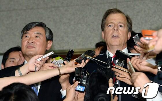 본문 이미지 - 미국측 6자회담 수석대표인 글린 데이비스 미 국무부 대북정책특별대표가 10일 오전 서울 종로구 도렴동 외교통상부 청사에서 국내외 취재진들의 질문에 답하고 있다.데이비스 특별대표는 이날 외교부를 찾아 우리측 6자회담 수석대표인 조태용 외교부 한반도평화교섭본부장과 약 1시간 동안 면담했다. 2013.9.10/뉴스1 © News1   정회성 기자