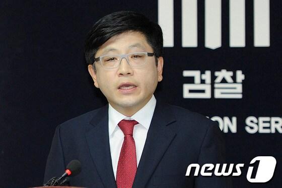 본문 이미지 - 10일 오후 부산동부지청에서 김기동 부산동부지청장이 원전비리 중간 수사결과를 발표하고 있다. 2013.9.10/뉴스1 © News1 전혜원 기자