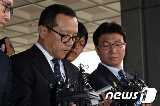 본문 이미지 - 전두환 전 대통령의 장남 재국씨가 10일 오후 서울중앙지검에서 미납추징금 1672억원에 대한 자진납부 계획서를 제출하기 앞서 대국민 사과문을 발표하고 있다. © News1 한재호 기자