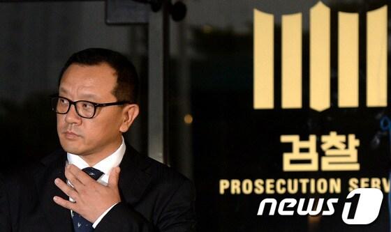 본문 이미지 - 전두환 전 대통령의 장남 전재국 시공사 대표가 10일 오후 서울중앙지방검찰청에 미납추징금 1672억원의 납부계획서와 이행각서 등을 제출한 뒤 나오고 있다. /뉴스1 © News1 박정호 기자