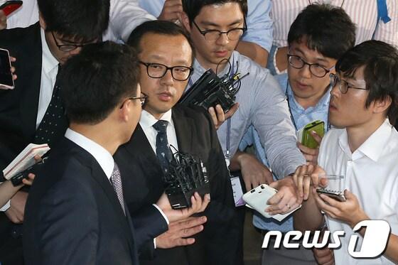 본문 이미지 - 전두환 전 대통령의 장남 재국씨가 지난해 9월 10일 오후 서울중앙지검에 미납 추징금 1,672억원에 대한 자진납부 계획서를 제출하고 검찰을 떠나며 취재진의 질문에 답하고 있다. © News1   한재호 기자