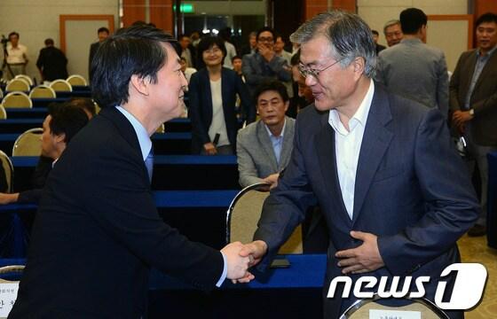 본문 이미지 - 안철수 무소속 의원&#40;왼쪽&#41;과 문재인 민주당 의원. 2013.9.10/뉴스1 © News1 손형주 기자