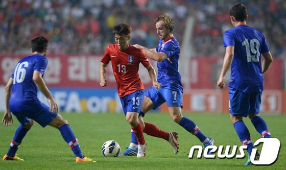 본문 이미지 - 10일 오후 전주월드컵경기장에서 열린 하나은행 초청 축구국가대표팀 친선경기 대한민국과 크로아티아와의 경기에서 김보경이 상대수비와 볼을 다투고 있다. 크로아티아는 국제축구연맹(FIFA) 세계랭킹 8위의 강호로 지난 2월 영국 런던에서 열린 맞대결에선 한국이 0-4로 완패 한 바 있다. 2013.9.10/뉴스1 © News1   이동원 기자