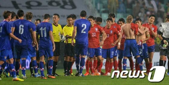 본문 이미지 - 10일 오후 전주월드컵경기장에서 열린 하나은행 초청 축구국가대표팀 친선경기 대한민국과 크로아티아와의 경기에서 1대2로 패한 대한민국 축구대표팀 선수들이 경기종료 후 크로아티아 선수들과 악수를 나누고 있다. 크로아티아는 국제축구연맹(FIFA) 세계랭킹 8위의 강호로 지난 2월 영국 런던에서 열린 맞대결에선 한국이 0-4로 완패 한 바 있다. 2013.9.10/뉴스1 © News1   이동원 기자