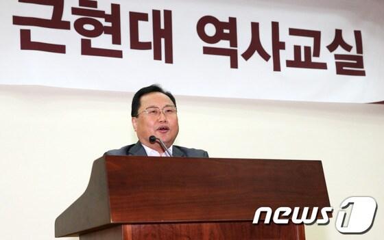 본문 이미지 - 11일 오전 서울 여의도 국회 의원회관에서 열린 &#39;새누리당 근현대 역사교실&#39; 모임에서 교학사 한국사 교과서 주저자 이명희 교수가 강연을 하고 있다. 이날 모임에서는 최근 우편향 교과서 논란을 빚고 있는 이 교수가 강사로 나서 &#39;한국사회의 문화헤게모니와 역사인식&#39;이라는 주제로 강연했다. 2013.9.11/뉴스1 © News1   오대일 기자