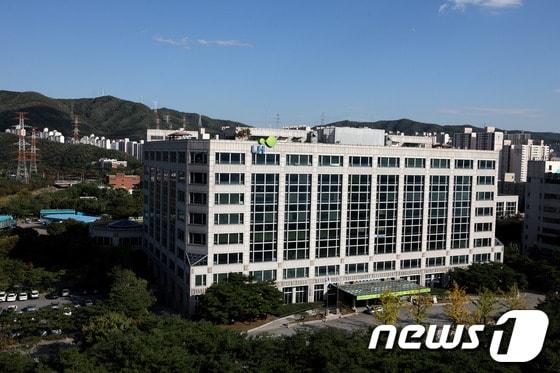 본문 이미지 - LH는 현재 본사로 사용하고 있는 경기 성남분당 소재의 오리사옥을 재감정평가를 통해 당초 4015억원에서 3525억원으로 조정해 재매각한다. 사진은 오리사옥 전경./사진제공=LHⓒ News1