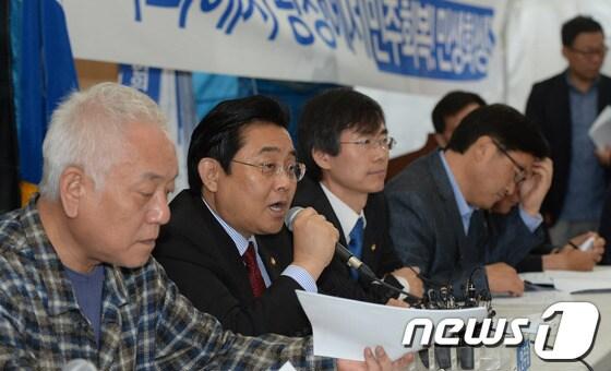 본문 이미지 - 민주당 전병헌 원내대표가 11일 오전 서울광장 천막당사에서 열린 최고위원회의에서 모두발언 하고 있다. 2013.9.11/뉴스1 © News1 양동욱 기자