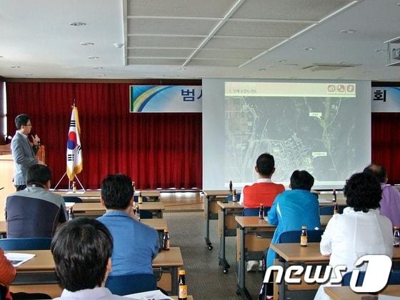 본문 이미지 - 울산 울주군은 10일 오후 범서읍사무소에서 ‘범서 구영체육시설 조성 타당성 검토용역 제2차 주민설명회’를 개최하고 운동장과 체육관 조성 계획을 주민들에게 전파했다. © News1 김규신 기자  
