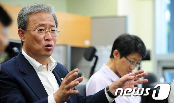 본문 이미지 - 11일 오전 전북도의회 기자실에서 민주당 유성엽 국회의원&#40;전북 정읍&#41;이 광주 군공항 군산이전 발언 대해 기자들과 간담회를 갖고 있다.2013.9.11/뉴스1 © News1   김대웅 기자