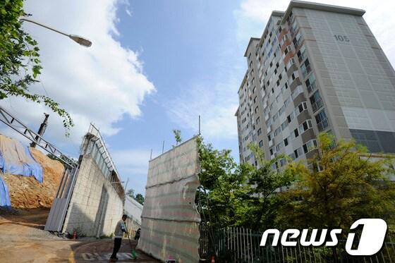 본문 이미지 - 부산 기장군 교리주공아파트2단지 뒷산부근에서 진행되고 있는 공사 현장 모습. 2013.9.11/뉴스1 © News1 전혜원 기자