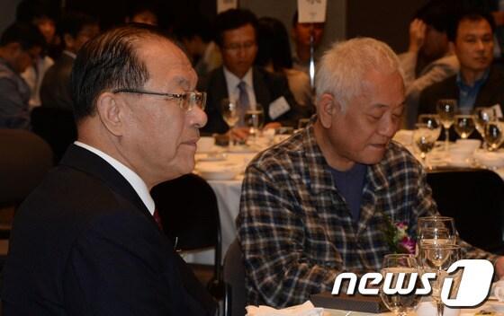 본문 이미지 - 황우여 새누리당 대표와 김한길 민주당 대표가 11일 오전 서울 태평로 프레스센터에서 열린 한국편집기자협회 창립 49주년 기념식에 참석하고 있다. 2013.9.11/뉴스1 © News1 양동욱 기자