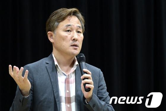 본문 이미지 - 표창원 전 경찰대 교수가 지난 9월11일 서울 관악구 서울대학교 농업생명과학관에서 '국정원 사건을 통해 진실과 정의를 말하다'라는 주제로 강연하고 있다.© News1   안은나 기자