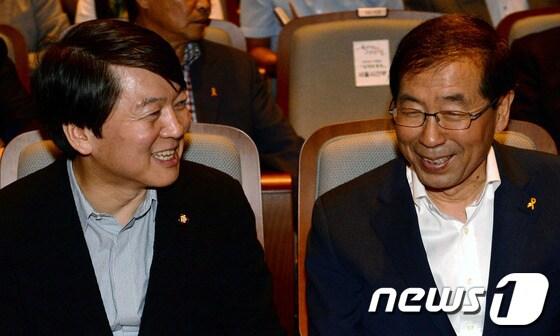 본문 이미지 - 무소속 안철수 의원과 박원순 서울시장이 11일 오전 서울 노원구 상계동 노원어울림극장에서 열린 &#39;현장 시장실-지역주민과의 지역현안 정책토론회&#39;에서 만나 환하게 웃으며 인사를 나누고 있다. 2013.9.11/뉴스1 © News1   박정호 기자