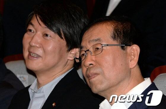 본문 이미지 - 무소속 안철수 의원과 박원순 서울시장이 11일 오전 서울 노원구 상계동 노원어울림극장에서 열린 '현장 시장실-지역주민과의 지역현안 정책토론회'에서 김성환 노원구청장의 인사말을 경청하고 있다. 2013.9.11/뉴스1 © News1   박정호 기자