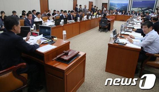 본문 이미지 - 여야 합의로 일부 상임위가 열린 11일 오전 서울 여의도 국회 교통위원회 전체회의가 열리고 있다. 이날 국토위는 4대강 문제와 부동산 정책, 최근 발생한 철도 사고 등의 현안을 다룰 예정이다. 2013.9.11/뉴스1 © News1 송원영 기자