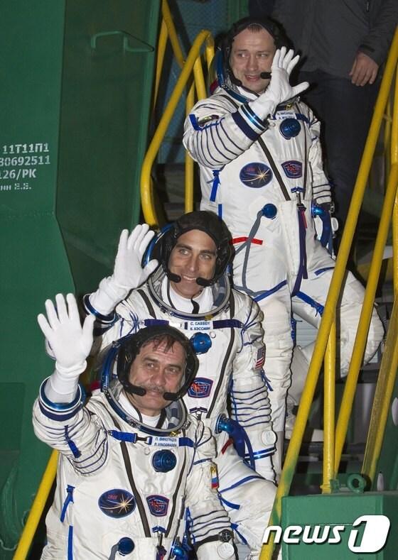 본문 이미지 - 지난 3월 29일 카자흐크탄 바이코누르 우주센터에서 국제우주정거장(ISS)으로 출발하고 있는 러시아인 파벨 비노그라도프(왼쪽), 알렉산더 미수르킨(오른쪽)과 미국인 크리스 캐시디.© AFP=News1 