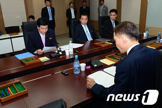 본문 이미지 - 개성공단 남북공동위원회의 우리측 위원장인 김기웅 통일부 남북협력지구 지원단장&#40;오른쪽&#41;과 북측 위원장인 박철수 중앙특구개발지도 부총국장&#40;왼쪽&#41; &#40;통일부 제공&#41; 2013.9.11/뉴스1 © News1 김보영 