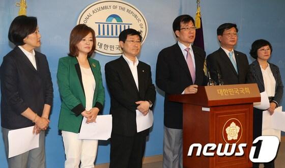 본문 이미지 - 박영선 법사위원장을 비롯한 국정원 국조특위 민주당 의원들이 11일 오후 서울 여의도 정론관에서 기자회견을 열고 대선개입과 관련 