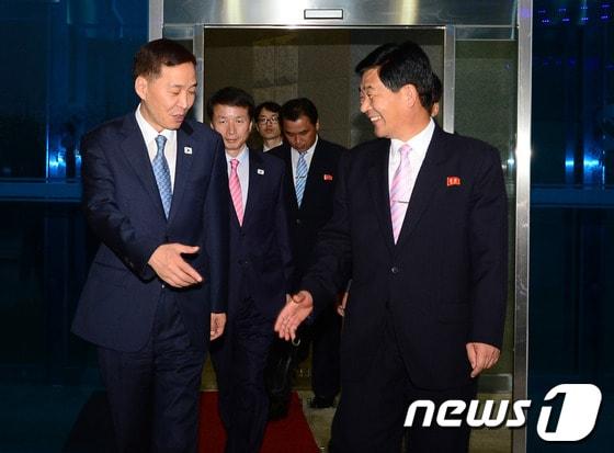 본문 이미지 - 11일 개성공단 종합지원센터에서 열린 개성공단 남북공동위원회 2차회의에서 16일부터 개성공단 재가동에 전격 합의한 김기웅 통일부 남북협력지구 지원단장&#40;왼쪽&#41;과 박철수 중앙특구개발지도 부총국장&#40;오른쪽&#41;이 밝은 표정으로 악수를 나누고 있다. &#40;통일부 제공&#41; 2013.9.11/뉴스1 © News1 김보영 