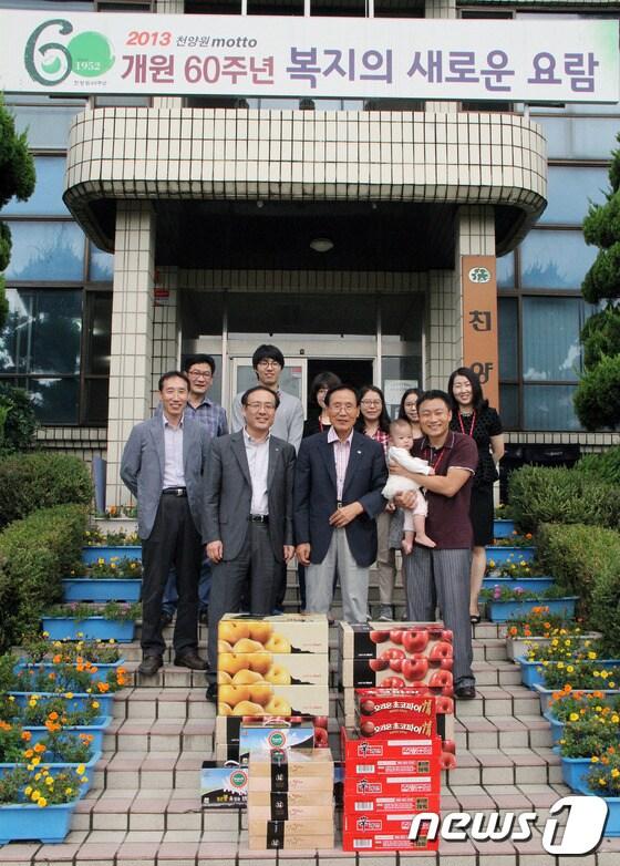 본문 이미지 - IBS가 민족의 명절 추석을 앞둔 11일 천양원을 방문해 위문품을 전달했다. 사진은 오세정 원장(앞줄 왼쪽)과 천양원 이연형 원장(앞줄 중앙) 및 IBS 직원들 © News1 