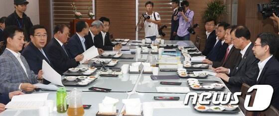 본문 이미지 - 김정훈 국회 정무위원장이 12일 오전 서울 여의도 국회 의원식당에서 열린 새누리당과 공정거래위원회 당정협의에서 인사말을 하고 있다. 2013.9.12/뉴스1 © News1   송원영 기자