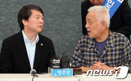본문 이미지 - 김한길 민주당 대표&#40;우&#41;와 안철수 무소속 의원. 2013.9.12/뉴스1 © News1   허경 기자