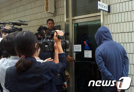 본문 이미지 - 배우 차승원의 아들 차노아가 지난 12일 대마초 흡연 혐의에 대한 공판에 참석하기 위해 수원지법 성남지원으로 들어가고 있다. /뉴스1 © News1 김종욱 인턴기자