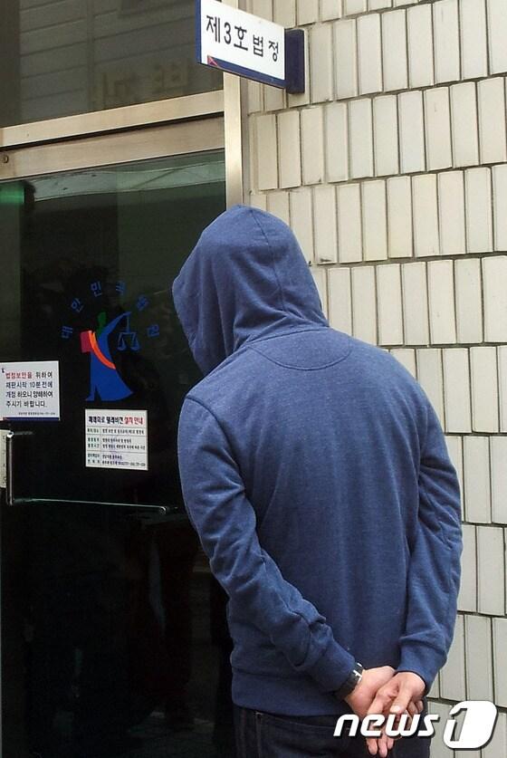 본문 이미지 - 대마초 흡연 혐의로 불구속 기소된 차노아씨&#40;24&#41;가 12일 수원지법 성남지원에서 열린 공판에 참석하기 위해 법정에 들어서고 있다. © News1   김종욱 인턴기자