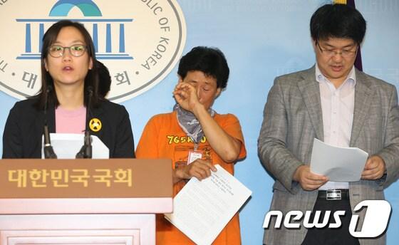 본문 이미지 - 지난달 12일 오전 서울 여의도 국회 정론관에서 장하나 의원 주최로 열린 '밀양 송전탑 대안검토와 정책제언' 기자회견에서 밀양송전탑반대 주민이 눈물을 흘리고 있다. © News1 송원영 기자