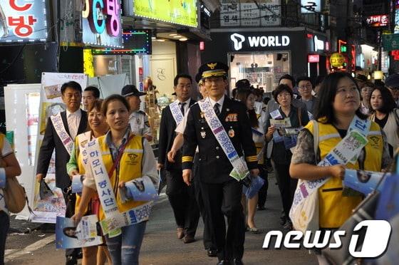 본문 이미지 - 백승엽 충남지방경찰청장과 천안지역 외국인치안봉사단이 범죄예방 캠페인을 벌이고 있다. © News1 