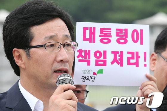 본문 이미지 - 진보정의당 천호선 대표가 12일 오전 청와대 입구 분수대 광장에서 열린 '박근혜 대통령의 국정원 개혁 촉구' 기자회견에서 '대통령에게 보내는 공개서한'을 발표하고 있다. 2013.9.12/뉴스1 © News1 한재호 기자