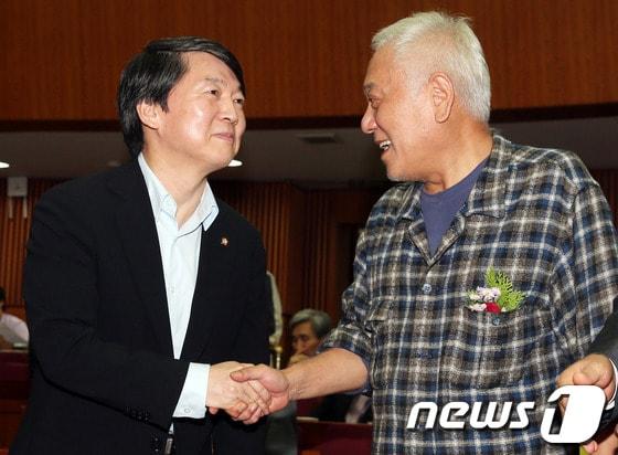 본문 이미지 - 김한길 민주당 대표&#40;우&#41;와 안철수 무소속 의원. 2013.9.12/뉴스1 © News1   허경 기자