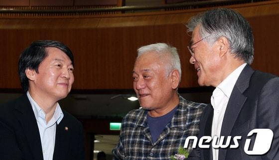 본문 이미지 - 김한길 민주당 대표와 문재인 의원, 안철수 무소속 의원이 지난달 12일 서울 여의도 국회 헌정기념관에서 열린 제4회 노무현 대통령 기념 학술심포지엄에 참석해 인사를 나누고 있다. 2013.9.12/뉴스1 © News1 허경 기자