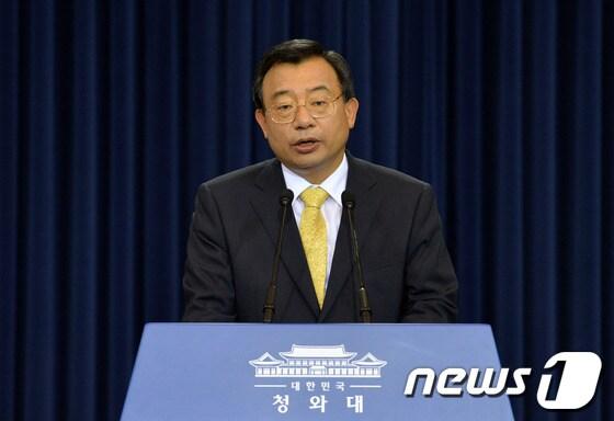 본문 이미지 - 이정현 청와대 홍보수석이 12일 청와대 춘추관에서 기자회견을 하고 있다. 이 홍보수석은 기자회견을 통해 
