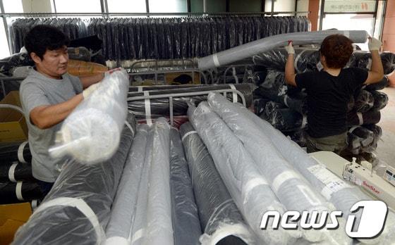 본문 이미지 - 개성공단 입주한 섬유업체 화인레나운 직원들이 12일 오후 서울 금천구 가산동 &#40;주&#41;화인레나운에서 분주히 업무를 보고 있다.지난 4월 북한 측 근로자들의 철수 이후 가동이 중단됐던 개성공단은 조업중단 5개월여 만에 오는 16일부터 재가동 된다. 2013.9.12/뉴스1 © News1 양동욱 기자