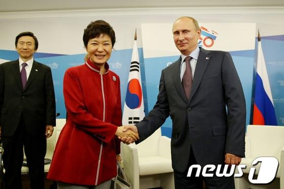 본문 이미지 - 러시아 상트페테르부르크 G20 정상회의에 참석중인 박근혜 대통령이 지난 9월 6일 오후&#40;현지시간&#41; 국제미디어센터&#40;IMC&#41;에서 열린 한-러시아 정상회담에서 블라디미르 푸틴 대통령과 악수하고 있다.&#40;청와대 제공&#41; 2013.9.12/뉴스1 © News1 박철중 기자