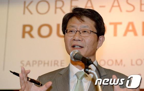 본문 이미지 - 류길재 통일부장관이 지난 12일 서울 중구 소공동 롯데호텔에서 열린 한-아세안 라운드테이블 만찬에서 남북관계 현안 등에 대해 연설을 하고 있다. 2013.9.12/뉴스1 © News1 박정호 기자