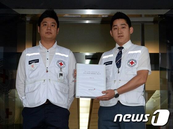 본문 이미지 - 13일 오전 서울 중구 대한적십자사 본관에서 이상조&#40;오른쪽&#41;, 송제원 대한적십자사 남북협력팀 실무직원이 남북이산가족 후보자 생사확인 회보서를 교환하기 위해 판문점으로 출발하고 있다. 남북은 오전10시 판문점에서 이산가족 후보자 생사확인 회보서를 교환하며 16일 최종 명단을 교환할 예정이다. 2013.9.13/뉴스1 © News1 박세연 기자