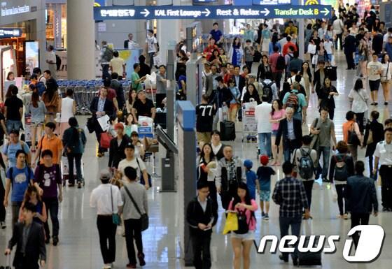본문 이미지 - 추석 황금연휴를 앞둔 13일 오전 인천공항 출국장이 관광객으로 붐비고 있다. 2013.9.13/뉴스1 © News1 박정호 기자