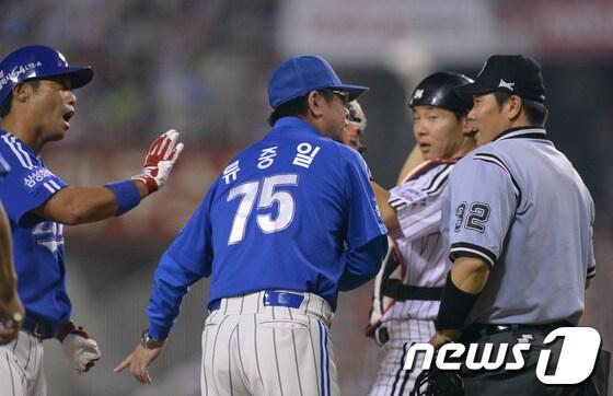 본문 이미지 - 오심논란이 끊이지 않는 박근영 심판. 사진은 지난 8일 잠실 삼성-LG전에서 류중일 감독이 박근영 심판에게 항의하는 모습. © News1 이동원기자  