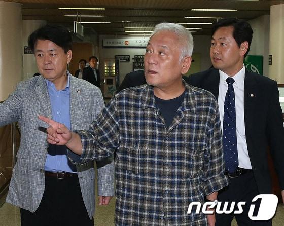 본문 이미지 - 김한길 민주당 대표가 13일 서울 서초구 서울고등법원에서 열릴 선친 김철 전 통일사회당 당수의 &#39;긴급조치 9호 위반&#39; 재심 재판에 참석하기 위해 법정으로 향하고 있다. 김 대표의 선친인 김철 전 당수는 1975년 반공법 위반 혐의로 대구지법에 구속기소됐던 통일사회당 중앙상임위원 박모씨 사건의 공소장 사본 등을 언론에 배포했다는 이유로 서울고등법원에서 긴급조치 9호 위반 혐의로 징역 2년, 자격정지 2년을 선고받았다. 2013.9.13/뉴스1 © News1 송원영 기자