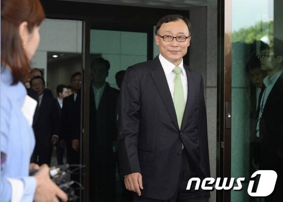 본문 이미지 - &#39;혼외아들 의혹&#39;으로 사의를 표명한 채동욱 검찰총장이 13일 오후 서울 서초구 대검찰청을 나서고 있다. © News1 안은나 기자