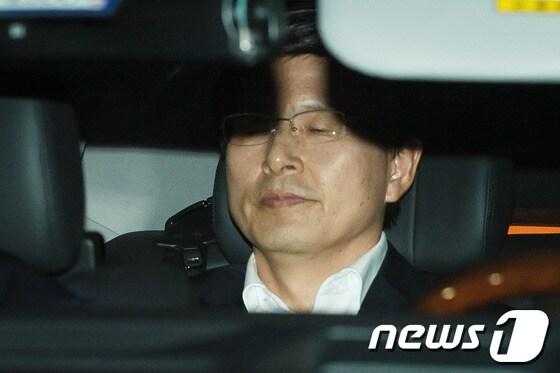 본문 이미지 - 황교안 법무부 장관이 13일 오후 정부과천청사 법무부 청사에서 퇴근하고 있다.이날 황 장관은 자신과 검찰총장의 지휘를 받지 않는 독립된 감찰관을 통해 채동욱 검찰총장의 &#39;혼외 아들&#39; 논란과 관련한 진상을 조속히 규명해 보고하도록 조치했다.이에 채 총장은 황 장관이 감찰지시를 밝힌 직후 사퇴했다. 조선일보가 6일 채 총장의 혼외아들 의혹을 보도한지 일주일, 지난 4월4일 총장에 취임한지 5개월 만이다. 2013.9.13/뉴스1 © News1   유승관 기자