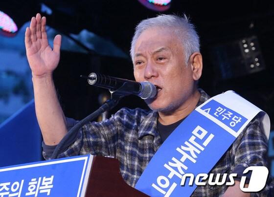 본문 이미지 - 김한길 민주당 대표가 13일 오후 서울 시청 앞 광장에서 열린 제7차 국민결의대회에서 국정원 개혁촉구 발언을 하고 있다. 2013.9.13/뉴스1 © News1   송원영 기자