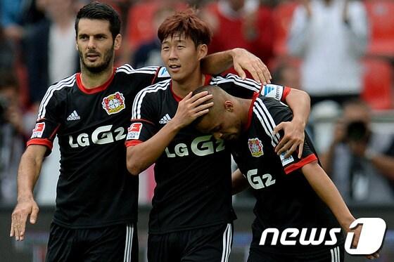 본문 이미지 - 손흥민&#40;21·레버쿠젠&#41;이 15일&#40;한국시간&#41; 독일 레버쿠젠 바이 아레나에서 열린 분데스리가 5라운드 볼프스부르크와의 홈 경기에서 선제골을 터트린 시드니 샘을 축하해주고 있다.© AFP=News1  