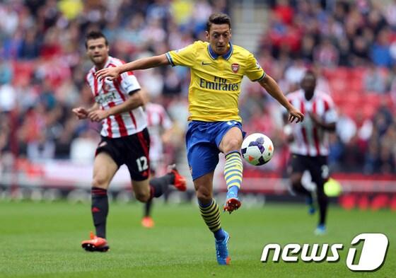 본문 이미지 - 아스널의 공격수 메수트 외질이 15일&#40;한국시간&#41; 영국 선덜랜드 스타디움 오브 라이트에서 벌어진 2013-2014 잉글리시 프리미어리그 4라운드 선덜랜드 전에서 공격 포인트를 기록했다.© AFP=News1  