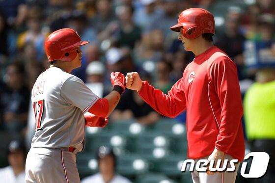 본문 이미지 - 추신수&#40;31·신시내티 레즈&#41;가 15일&#40;한국시간&#41; 밀워키의 밀러파크에서 열린 &#39;2013 메이저리그&#39; 밀워키 브루어스와의 경기에서 2회초 시즌 21호 홈런을 때린 후 호머 베일리&#40;오른쪽&#41;의 축하를 받고 있다.© AFP=News1  