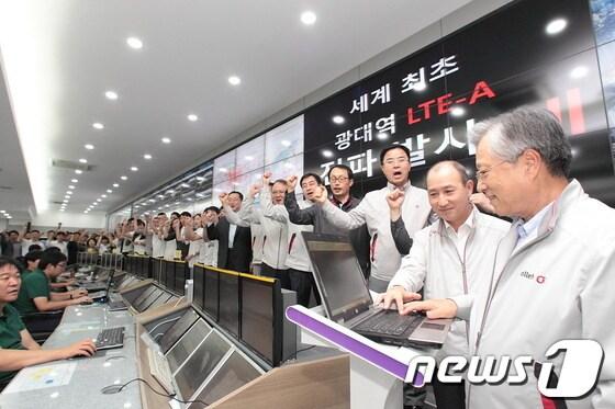 본문 이미지 - KT는 14일 오후 9시부터 1.8GHz 황금주파수를 이용한 광대역 LTE와 CA기술을 이용한 '광대역 LTE-A' 상용 서비스를 개시했다. 사진은 KT 과천 망관제 센터에서 KT 이석채 회장(오른쪽 첫 번째)이 ‘광대역 LTE-A’ 주파수 송출 버튼을 누르고 임직원들이 함께 축하하고 있는 모습.© News1  
