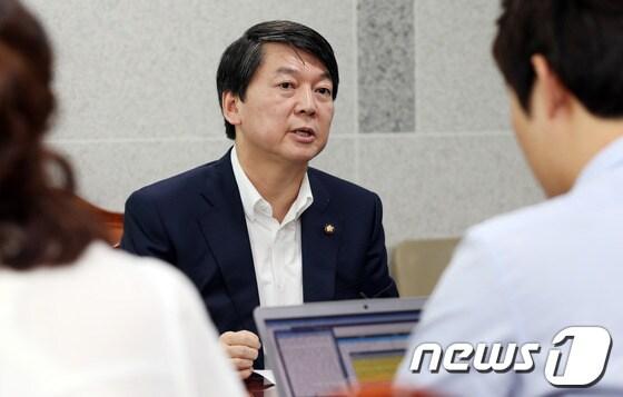 본문 이미지 - 안철수 무소속 의원이 15일 오후 서울 여의도 국회 의원회관에서 정치입문 1주년&#40;19일&#41;을 맞아 가진 기자간담회에서 채동욱 검찰총장과 국정원 개혁 등 현안에 대한 입장을 말하고 있다. 2013.9.15/뉴스1 © News1 허경 기자